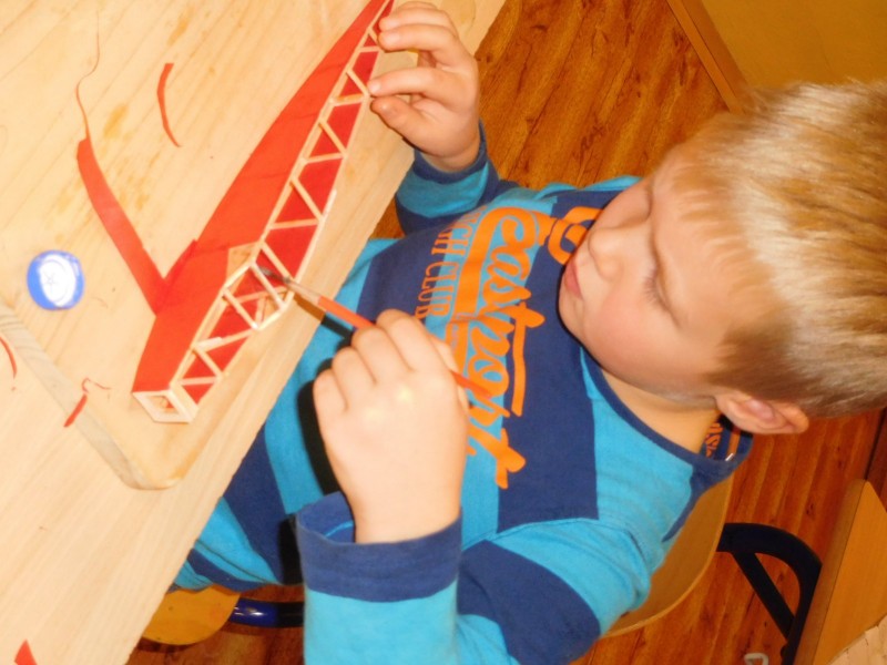 Olík dokončuje potah trupu.JPG