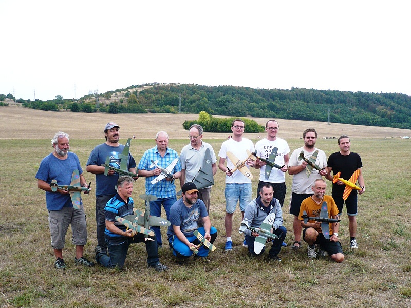 Skupinové foto s modely Jiřího Merty