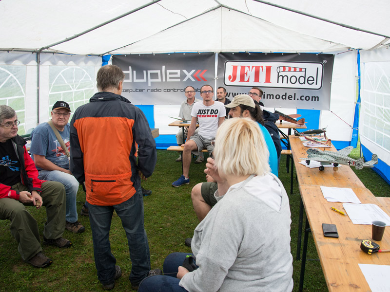 Úvodní nástup - vsedě