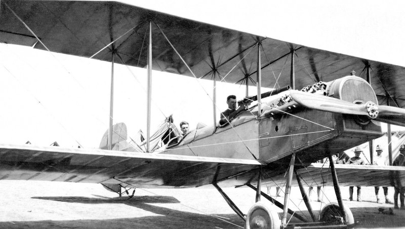 Curtiss_R-2_assembly_1917.jpg