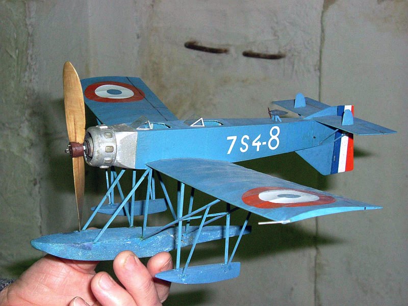  mimochodem právě značné prodloužení vzpěr - kvůli průměru vrtule - způsobilo, že bonifikace plovákového letounu byla vpodstatě vyrovnána penalizací za  nedodržení trojpohledu  